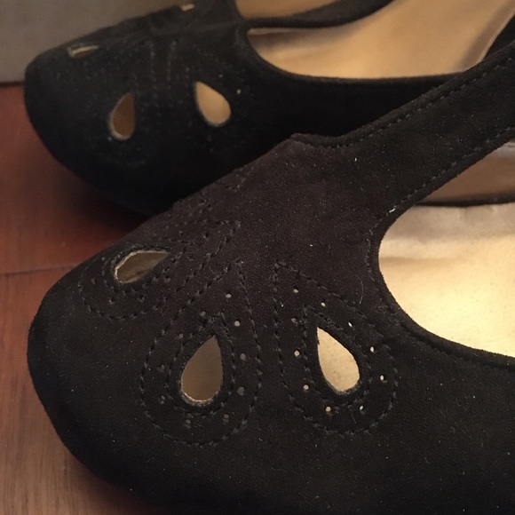 Pinup style Graham Street velvety black 4” heels. Size 8. - Picture 4 of 9